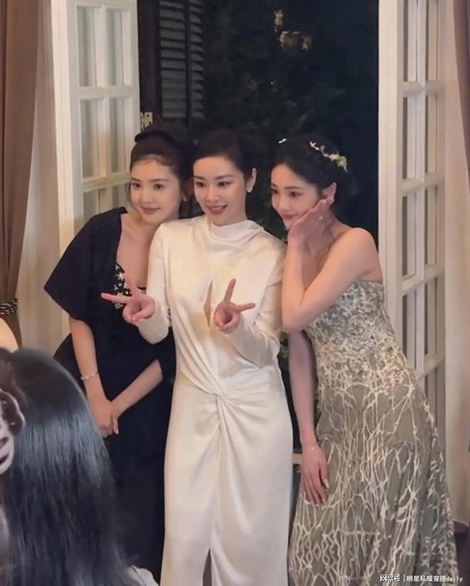 盘发搭抹胸小黑裙同框高叶周洁琼美爆了ky开元棋牌又被章若楠惊艳到！公主(图2)