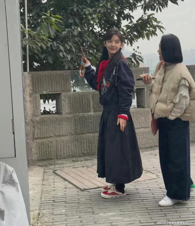 盘发搭抹胸小黑裙同框高叶周洁琼美爆了ky开元棋牌又被章若楠惊艳到！公主(图4)