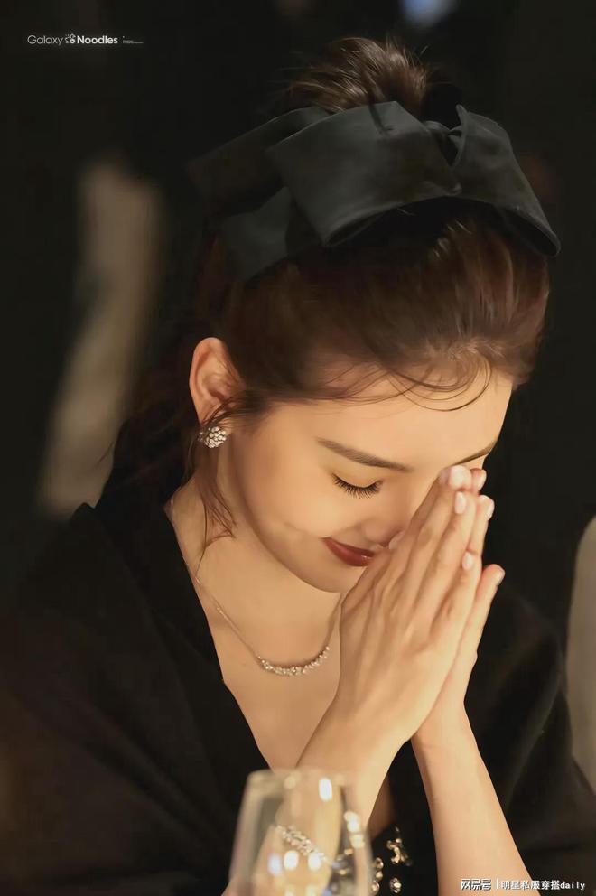 盘发搭抹胸小黑裙同框高叶周洁琼美爆了ky开元棋牌又被章若楠惊艳到！公主(图5)