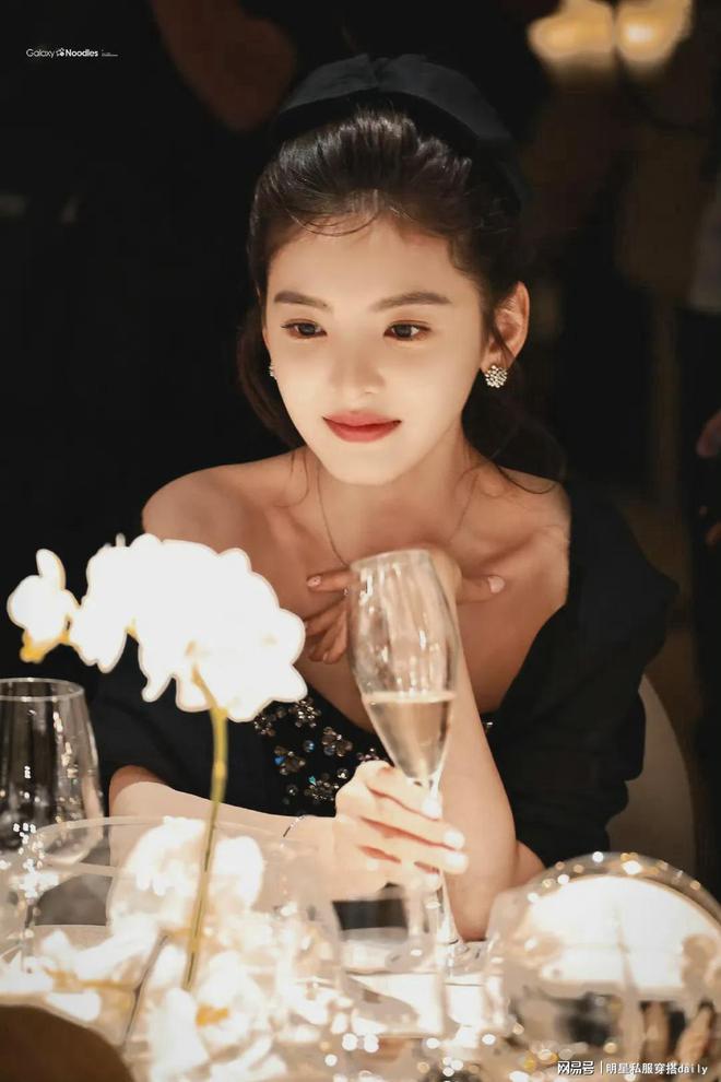 盘发搭抹胸小黑裙同框高叶周洁琼美爆了ky开元棋牌又被章若楠惊艳到！公主(图7)