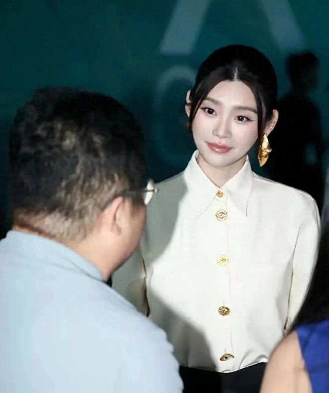 9万包包背的是钱拖鞋踩的是凡人的嫉妒心开元棋牌app奚梦瑶拖鞋引爆热搜：1(图2)
