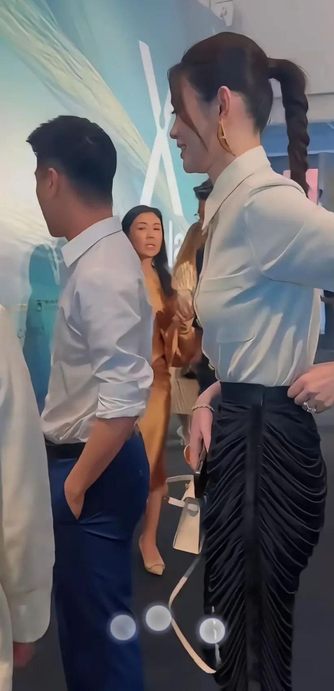 9万包包背的是钱拖鞋踩的是凡人的嫉妒心开元棋牌app奚梦瑶拖鞋引爆热搜：1(图4)