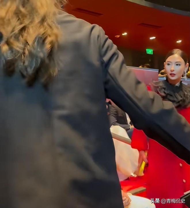 镜胡杏儿美出圈C位张柏芝抢尽风头开元棋牌澳门晚宴：刘嘉玲大露背抢(图3)