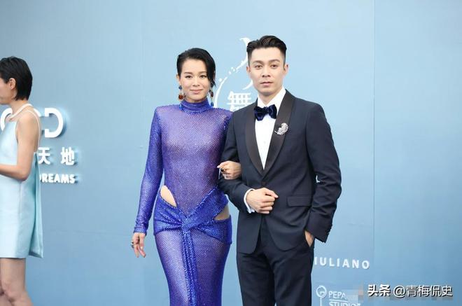 镜胡杏儿美出圈C位张柏芝抢尽风头开元棋牌澳门晚宴：刘嘉玲大露背抢(图6)