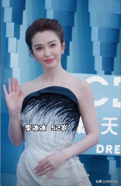 镜胡杏儿美出圈C位张柏芝抢尽风头开元棋牌澳门晚宴：刘嘉玲大露背抢(图10)