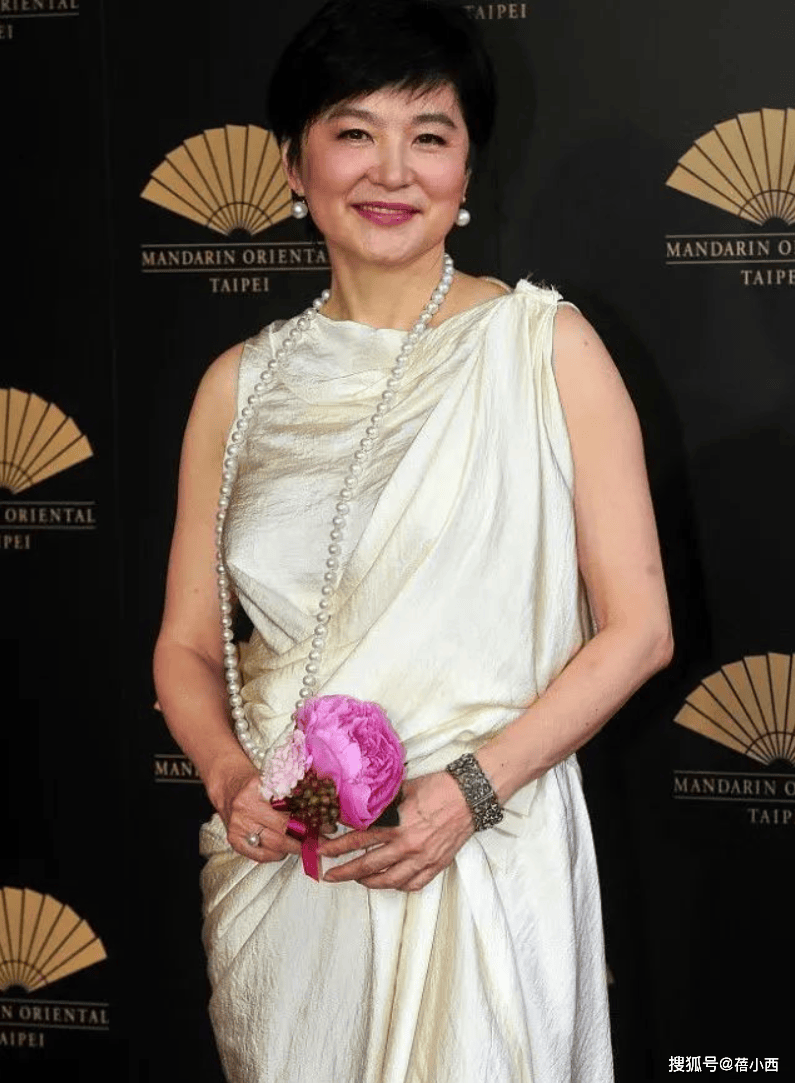 减龄10岁穿白色连衣裙完全没有大妈味开元ky棋牌69岁林青霞剪了超短发(图5) 减龄10岁穿白色连衣裙完全没有大妈味开元ky棋牌69岁林青霞剪了超短发(图5)