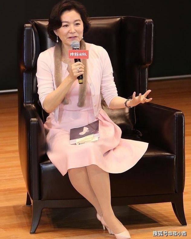 减龄10岁穿白色连衣裙完全没有大妈味开元ky棋牌69岁林青霞剪了超短发(图6) 减龄10岁穿白色连衣裙完全没有大妈味开元ky棋牌69岁林青霞剪了超短发(图6)