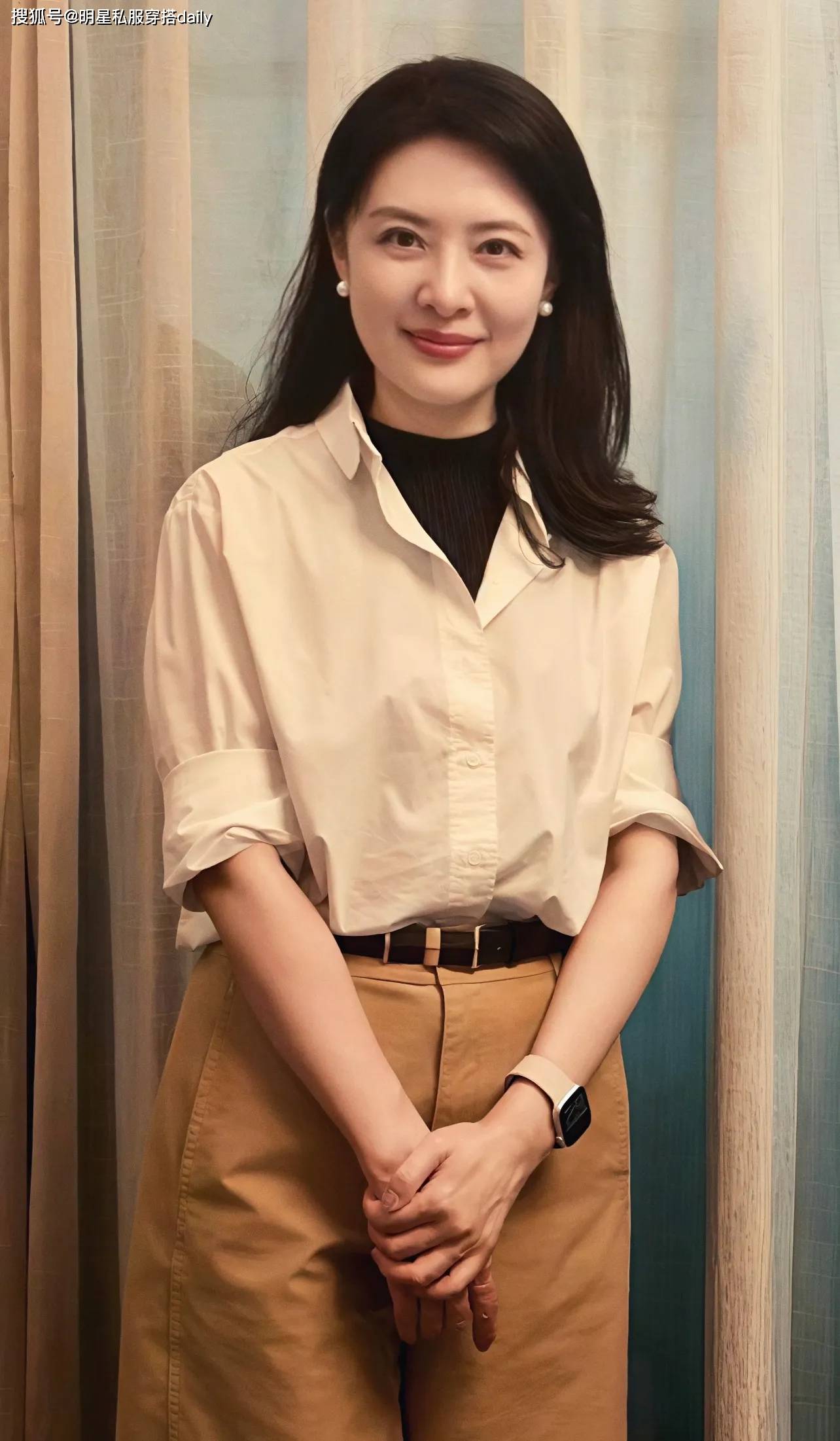 ”：衬衫+针织衫+卡其裤时髦又显贵！开元棋牌57岁周涛带火了“知性叠穿