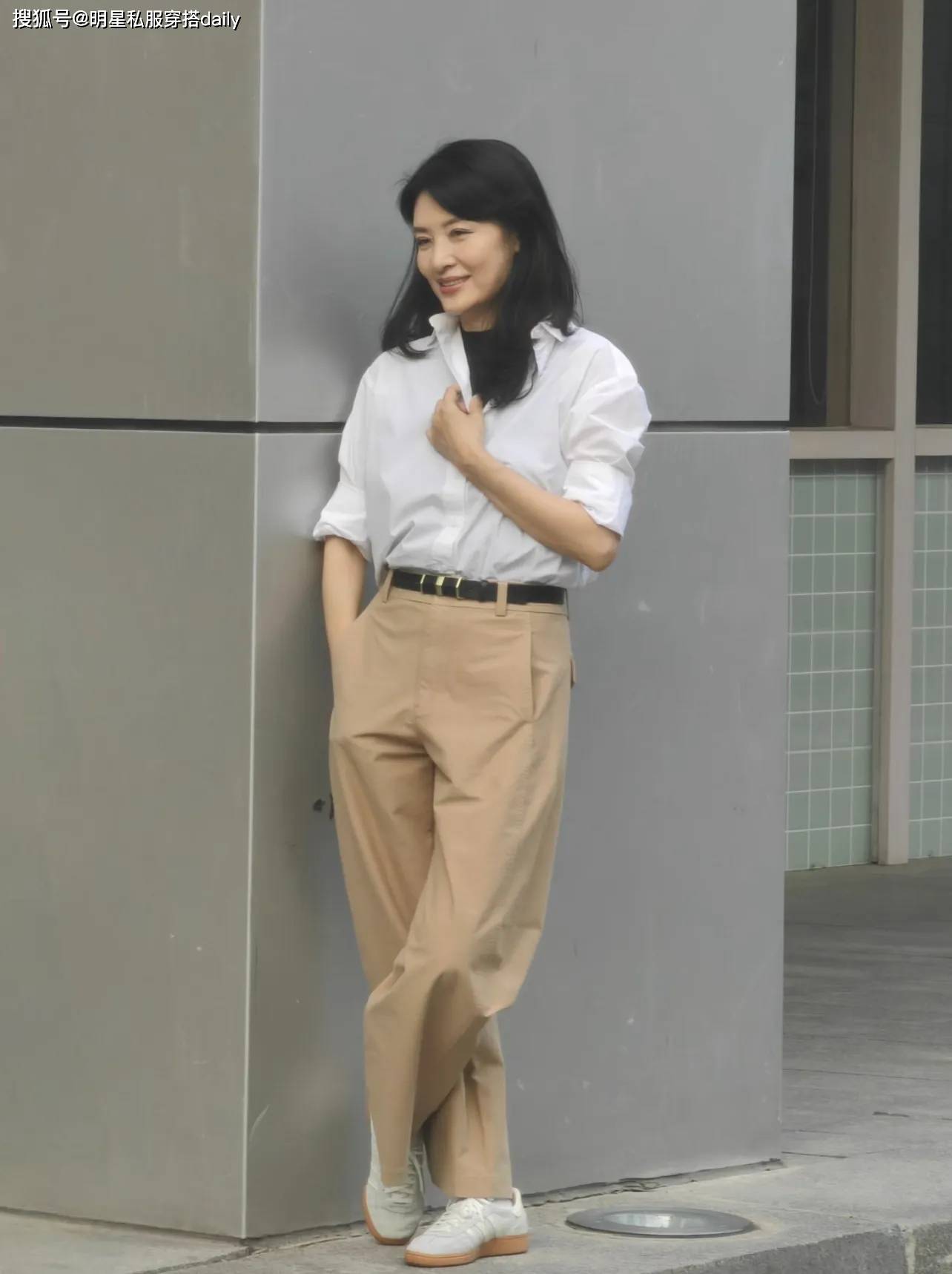 ”:衬衫+针织衫+卡其裤时髦又显贵!开元棋牌57岁周涛带火了“知性叠穿(图2) ”:衬衫+针织衫+卡其裤时髦又显贵!开元棋牌57岁周涛带火了“知性叠穿(图2)