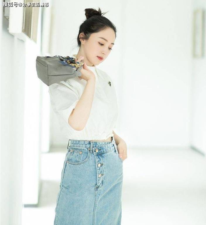 了牛仔长裙搭配白色衬衣短袖秒变辣妹！开元棋牌app董璇结婚后越来越清纯(图2)