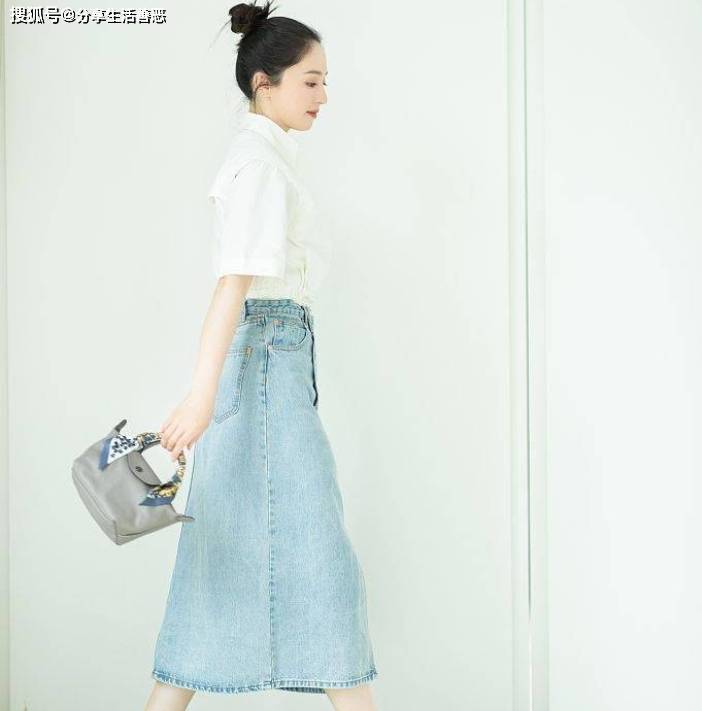 了牛仔长裙搭配白色衬衣短袖秒变辣妹！开元