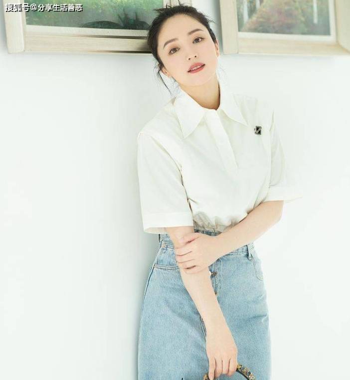 了牛仔长裙搭配白色衬衣短袖秒变辣妹！开元棋牌app董璇结婚后越来越清纯(图3)