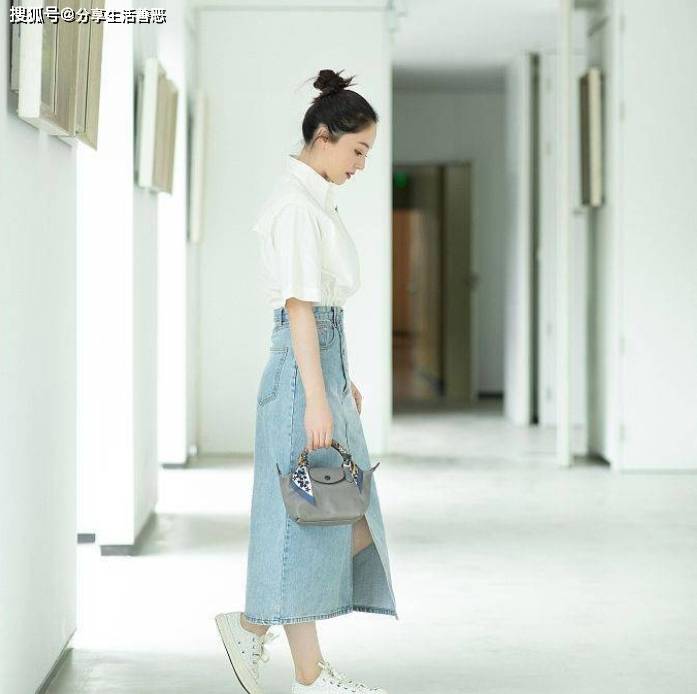 了牛仔长裙搭配白色衬衣短袖秒变辣妹！开元棋牌app董璇结婚后越来越清纯(图4)