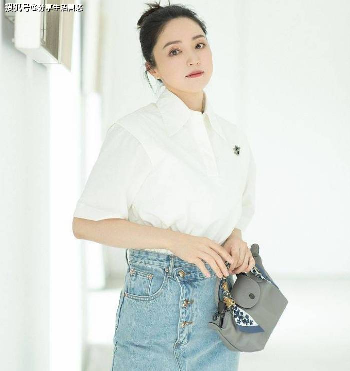 了牛仔长裙搭配白色衬衣短袖秒变辣妹！开元棋牌app董璇结婚后越来越清纯(图5)