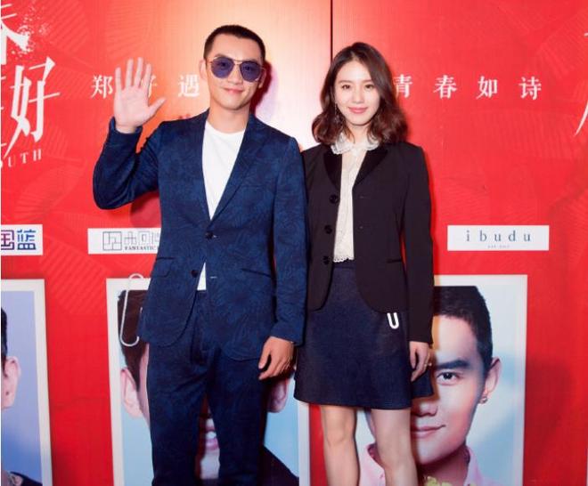 色短裙搭配棕色西服变身潮流靓姐！开元棋牌刘诗诗终于回归清纯了深灰(图2)