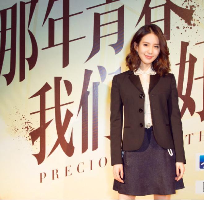 色短裙搭配棕色西服变身潮流靓姐！开元棋牌刘诗诗终于回归清纯了深灰(图4)