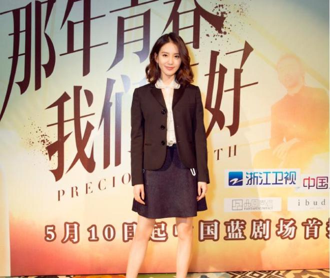 色短裙搭配棕色西服变身潮流靓姐！开元棋牌刘诗诗终于回归清纯了深灰(图5)