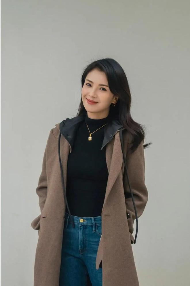 色大衣”不管是多大 分分钟穿出气质感ky开元棋牌42岁佟丽娅